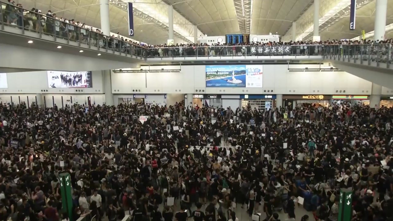 홍콩 국제공항에 시위대 5천여 명 집결...항공기 운항 중단 / YTN