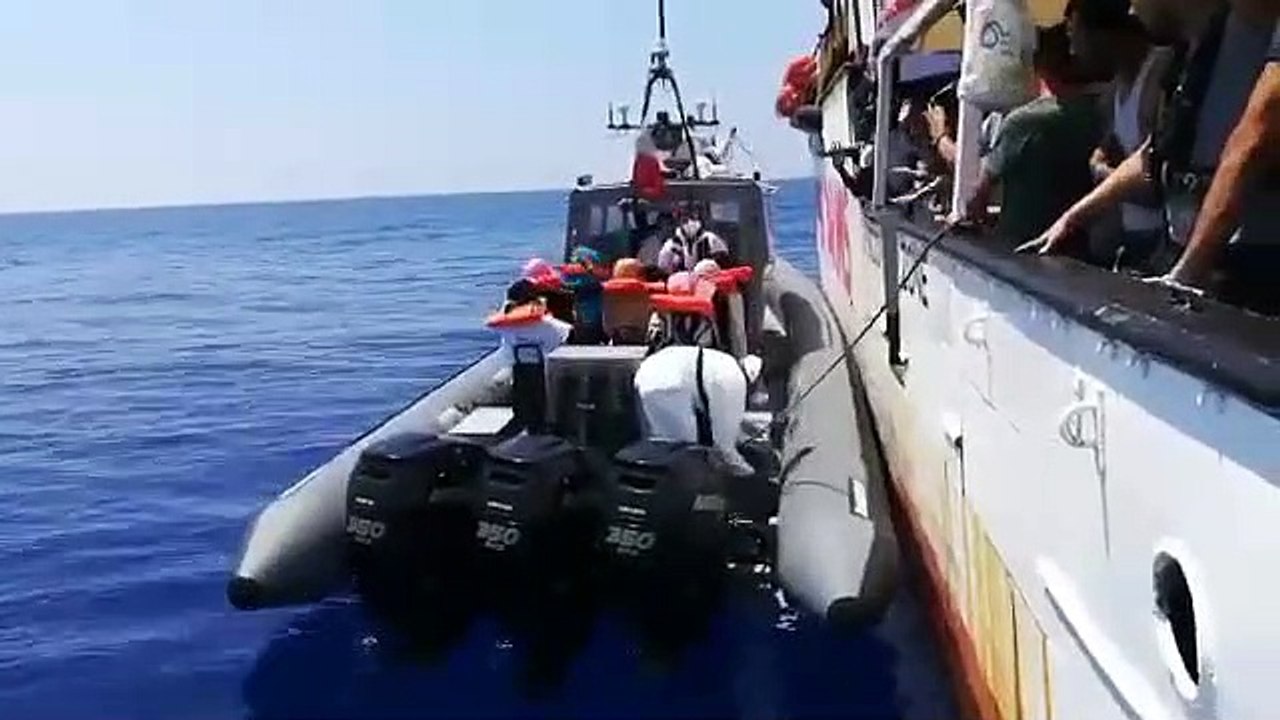 Aplausos en el Open Arms para despedir a ocho rescatados que necesitan ser evacuados