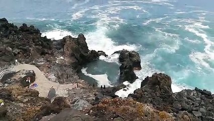 Fotografías sin límites: cruzan el 'prohibido el paso' por fuerte oleaje para posar en el Charco de La Laja