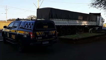 Carreta do Paraguaia é apreendida com cerca de 30.000 pacotes de cigarro