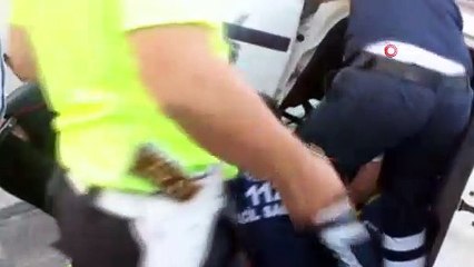 Takla atan otomobilde sıkışan kadın sürücüyü itfaiye ve sağlık ekipleri kurtardı