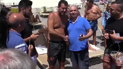 Сальвини просят вернуться с пляжа в парламент