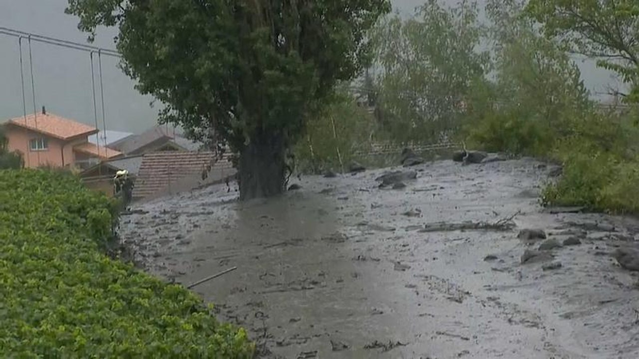 Unterwallis: Schlammlawine reißt Mann und Mädchen mit