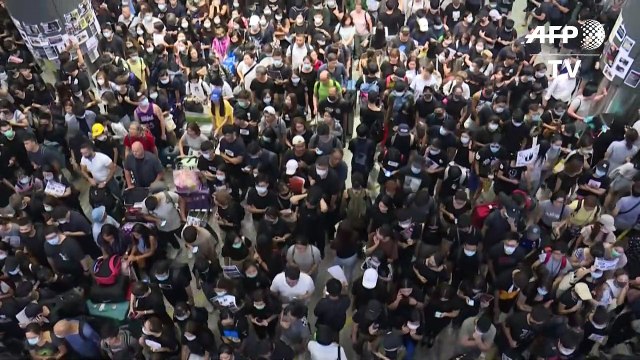 Protesto força cancelamento de todos os voos em Hong Kong