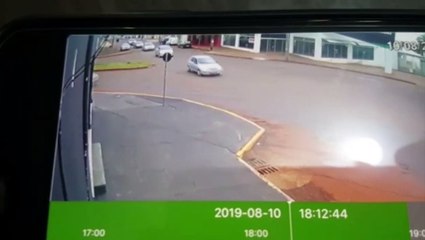 Câmera registra acidente e Siate chegando segundos após batida; veja o vídeo
