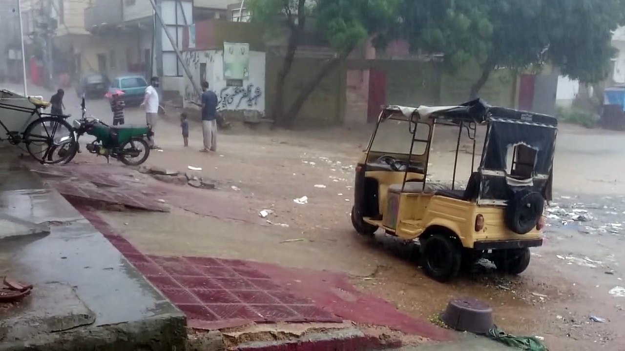 Karachi rain & thunder storm intihai tez barish please subscribe us