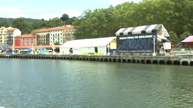 Un cartel pidiendo el regreso de presos etarras desata la polémica en Bilbao