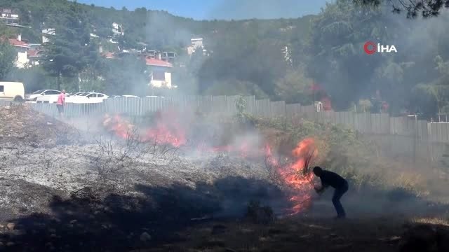 Kartal'da otluk alanda çıkan yangın otoparka sıçramadan söndürüldü