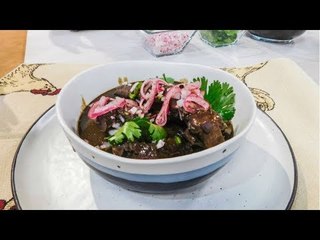 La chef Ingrid Ramos prepara frijol con puerco y chilmole | Sale el Sol