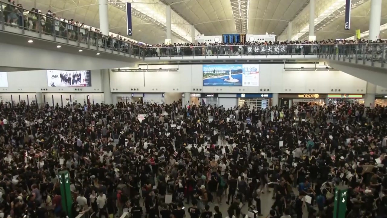 시위대, 홍콩 국제공항 점거...항공기 운항 전면 중단 / YTN