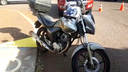 Motociclista enrosca em fio caído sobre a via e fica ferido