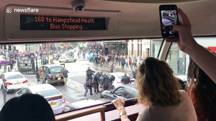 Armed police in London swoop on vehicle in broad daylight arrest