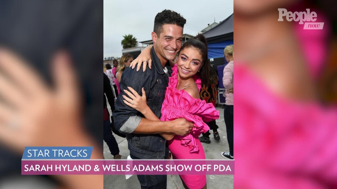 Taylor Swift Receives Inaugural Icon Award at Teen Choice Awards — and Announces New Song!