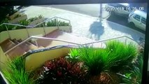 Vídeo: Parati quase tomba após bater em carro estacionado