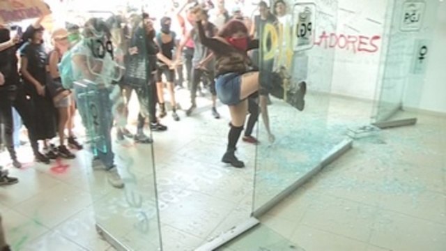 Cientos de mujeres protestan en Ciudad de México por agresiones de policías