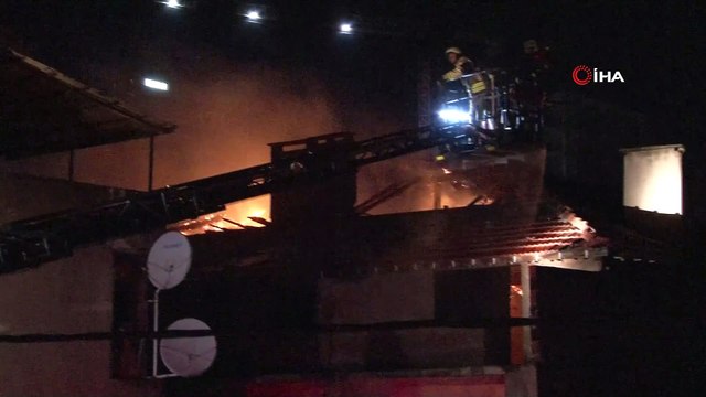 Kadıköy'de bir apartmanın çatısı alev alev yandı
