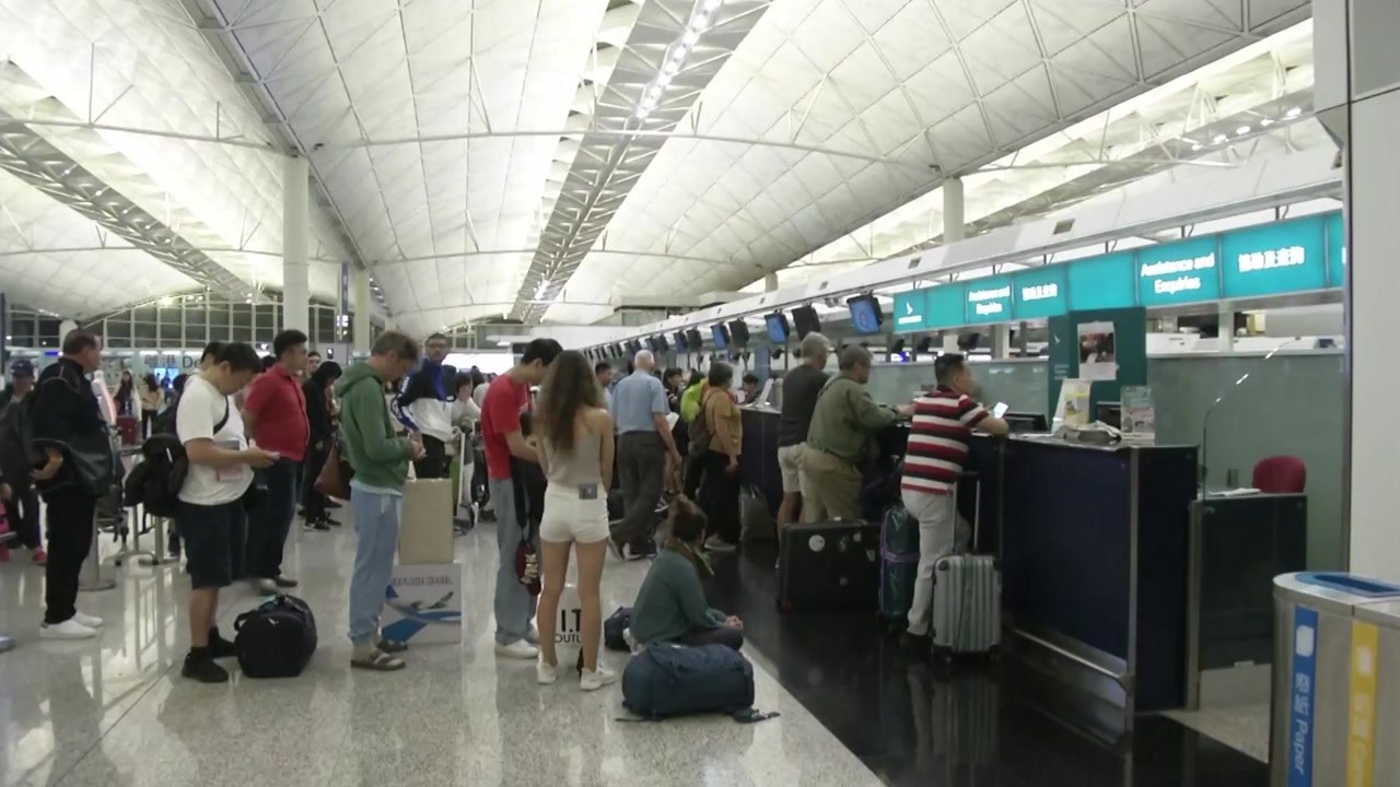 홍콩 공항 운영 재개...오늘도 운항 취소 속출 / YTN