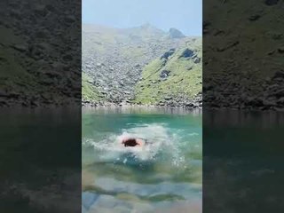 Report TV - Meta sfidon natyrën, noton në ujërat e akullta të liqenit të Jazhnicës