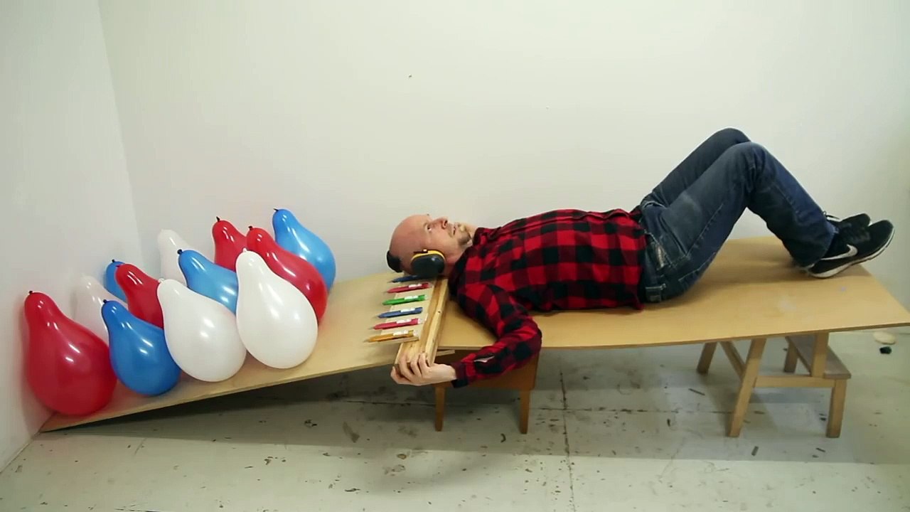 Il détruit des ballons de multiples façons : couteaux, machette, pieux...