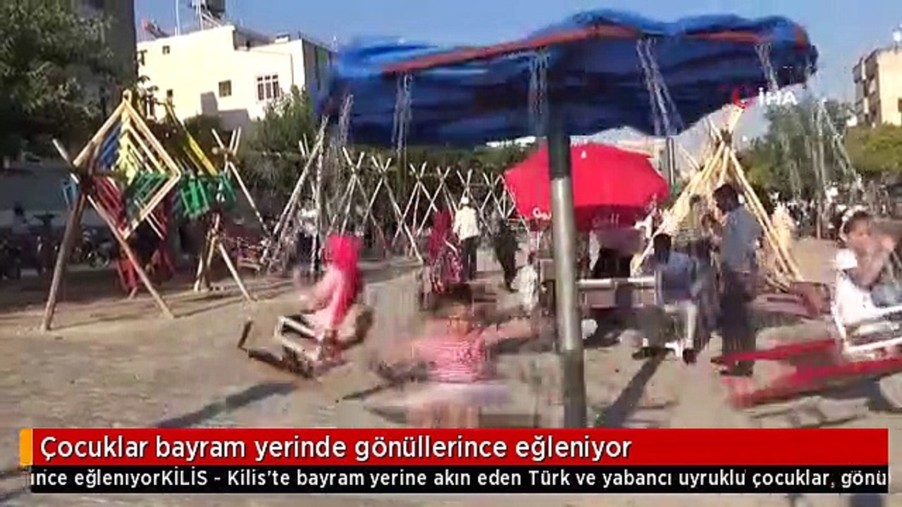 Çocuklar bayram yerinde gönüllerince eğleniyor