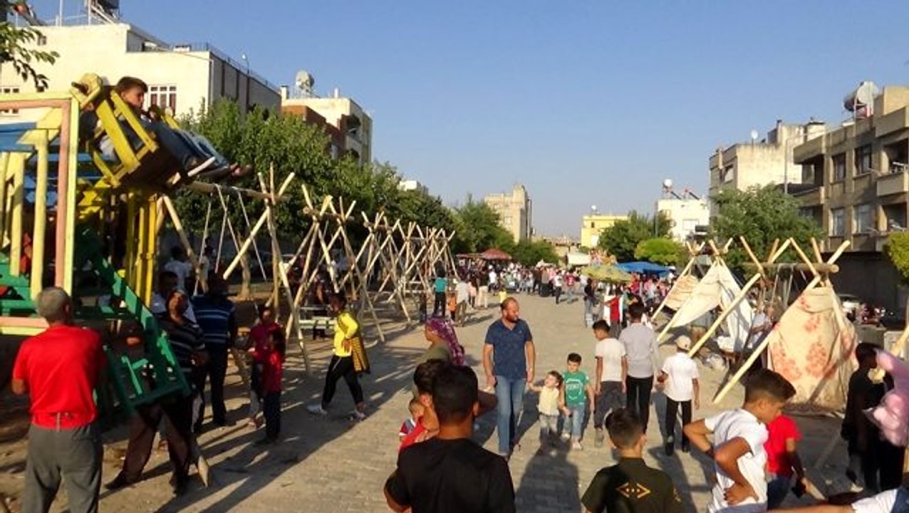 Çocuklar bayram yerinde gönüllerince eğleniyor