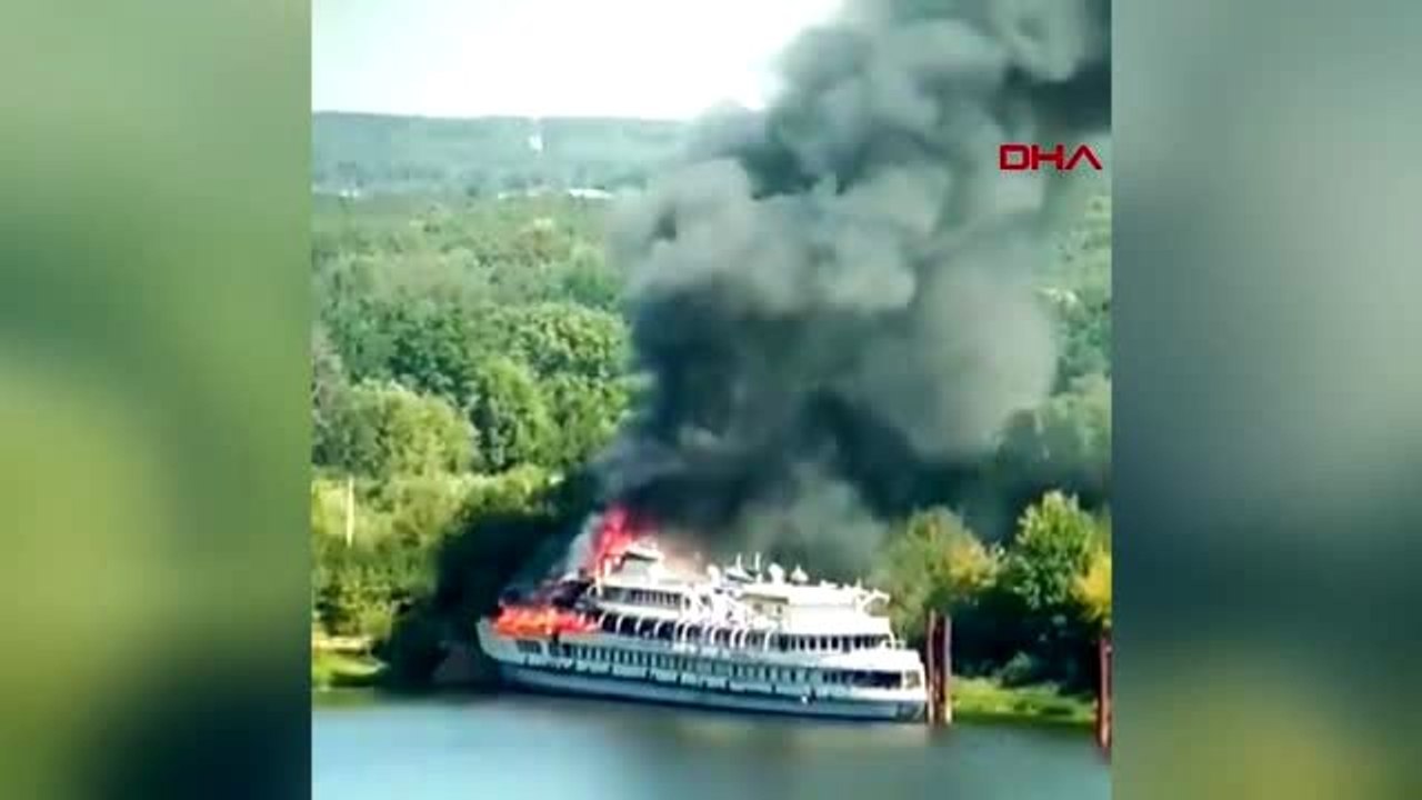 DHA DIŞ - Rusya'da tadilatı süren yolcu gemisin...
