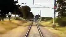 Talihsiz adam böyle can vermiş... Trenin traktöre çarptığı o kazanın güvenlik kamera görüntüleri ortaya çıktı