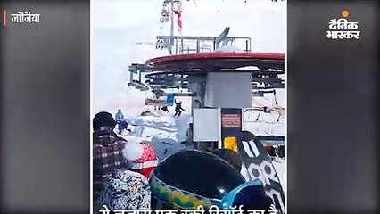 जब एस्केलेटर में फंस गया शख्स