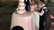 Une découpe de gâteau de mariage particulièrement spectaculaire