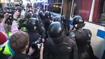 فيديو لشرطي روسي يلكم متظاهرة في بطنها أثناء اعتقالها يشعل غضب الروس