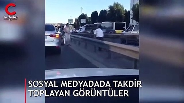 Akan trafiğe aldırış etmedi, hayatını tehlikeye attı! Sosyal medyada gündem oldu
