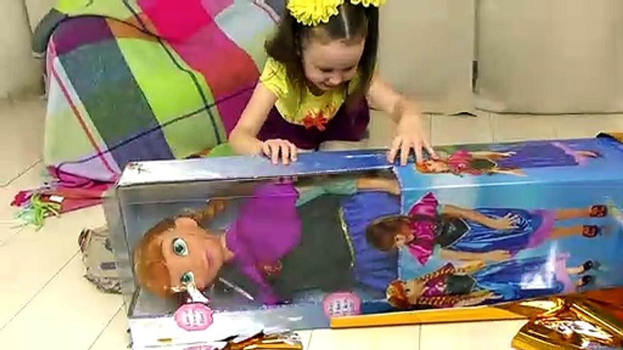 FROZEN Anna Kids Makeup Alisa Play with GIANT DOLL & Became a Disney Princes with Colours Paints