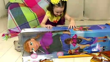 FROZEN Anna Kids Makeup Alisa Play with GIANT DOLL & Became a Disney Princes with Colours Paints