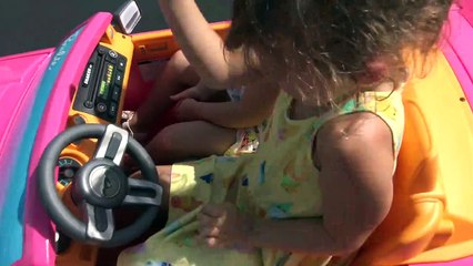 Apostando Corrida  e Passeando no Carro da Barbie