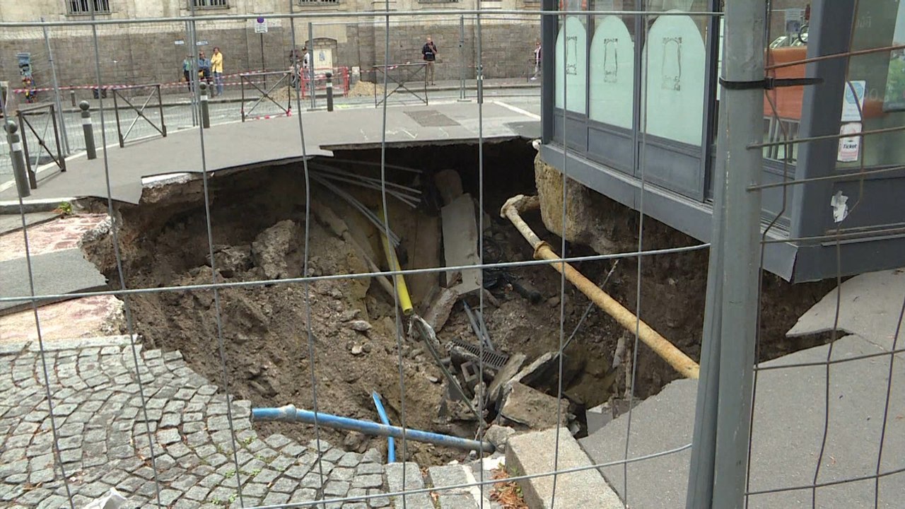 Amiens: un trou de dix mètres de large en plein centre-ville