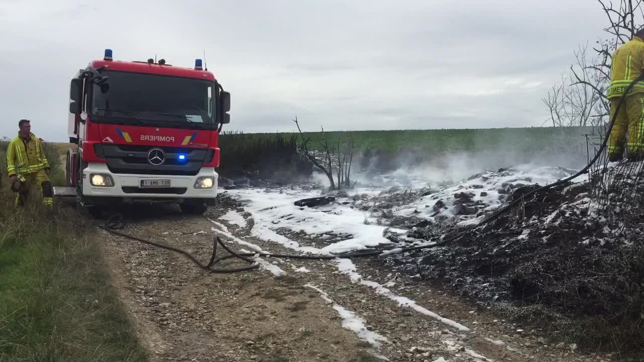 LIEGE - HACCOURT - Un tas de pneus en feu provo...