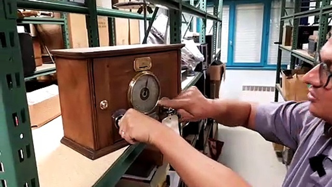 Dans les réserves des musées : petits plaisirs électriques