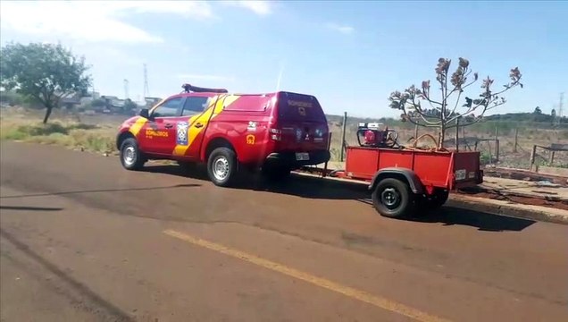 Corpo de Bombeiros combate incêndio em vegetação no Loteamento Verona