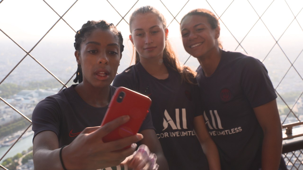 Les Parisiennes gravissent la Tour Eiffel
