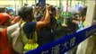 شاهد: اشتباكات عنيفة في مطار هونغ كونغ بين الشرطة ومتظاهرين