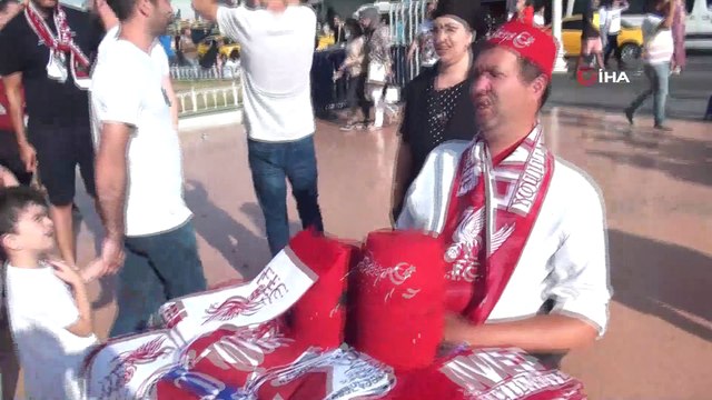 Liverpool ve Chelsea taraftarları Taksim’de toplandı