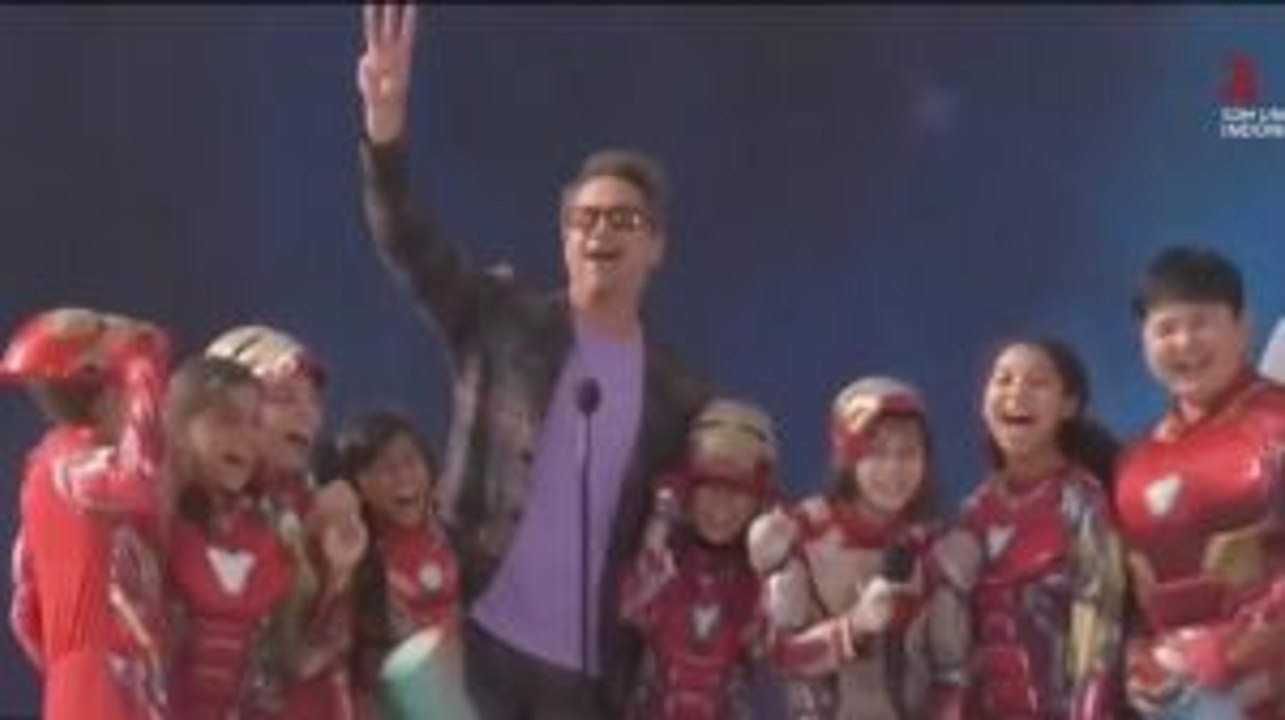 Robert Downey Jr Wins At Teen Choice Awards