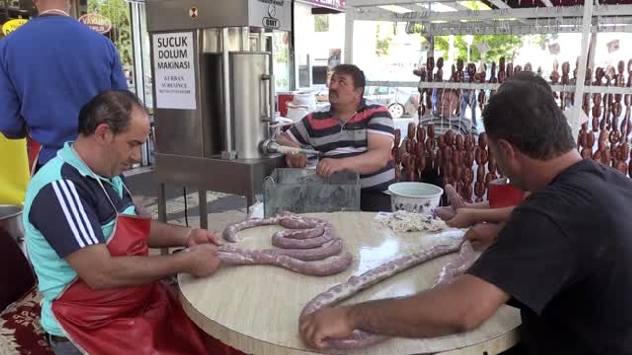 Kasaplarda sucuk mesaisi