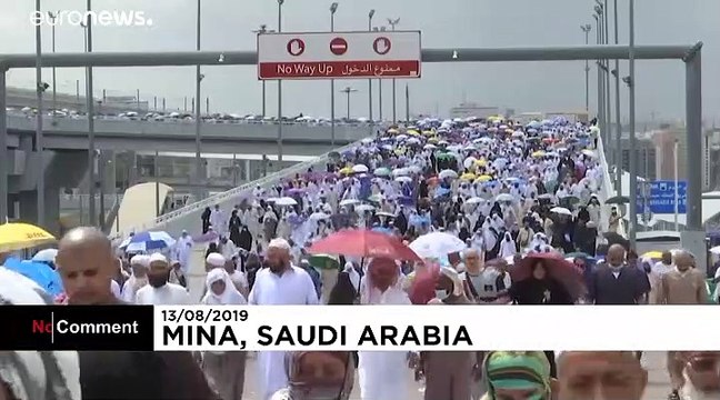 Паломники побивают шайтана