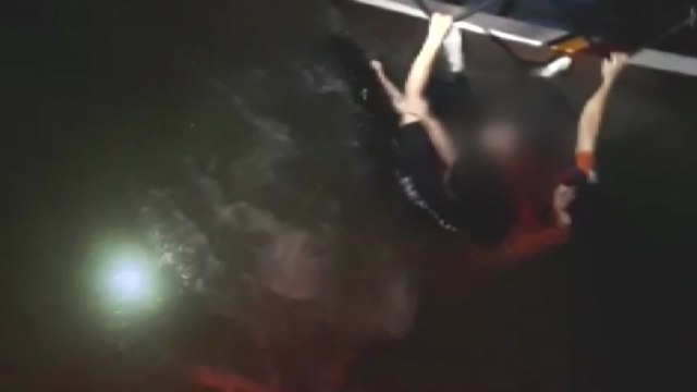 한밤중 바다에 빠진 40대 여성 무사 구조 / YTN