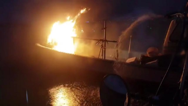 오이도 선착장 앞바다에 정박 어선에서 불 / YTN