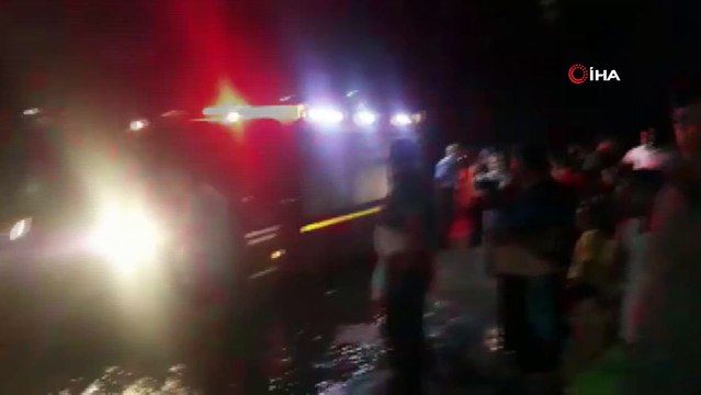 Nehirde araçlarıyla mahsur kalan aileyi itfaiye kurtardı