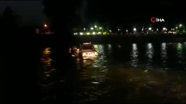 Nehirde araçlarıyla mahsur kalan aileyi itfaiye kurtardı