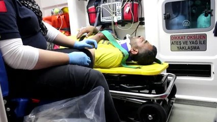 Adana'da ağaca çarpan motosikletteki iki kardeş yaralandı