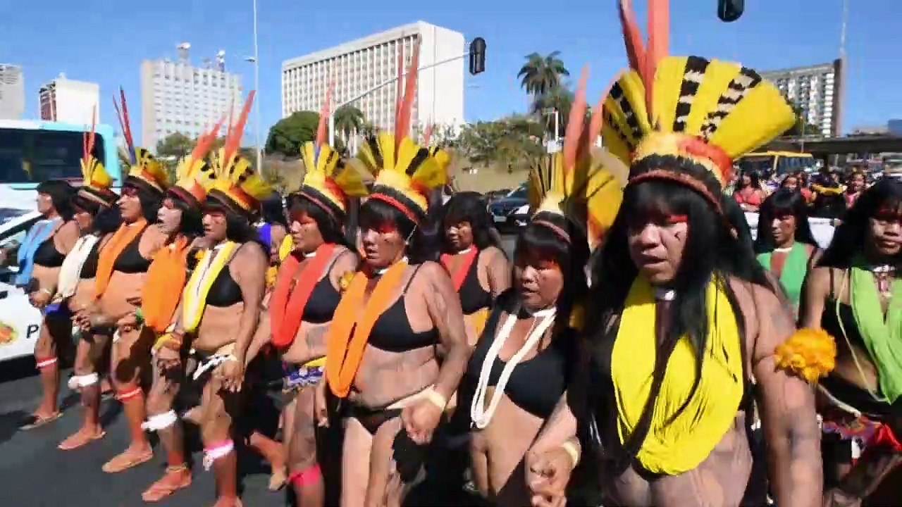 Brésil: des femmes indigènes contre "les politiques génocidaires" de Bolsonaro